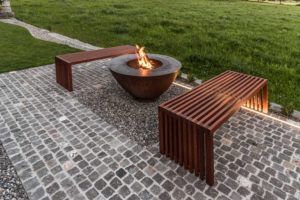 Garten-Terrasse-mit-Feuerschale aus Eisen und Stahl