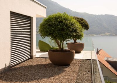 Schöne Terrasse mit minimalistischer Gestaltung, fast im ZEN-Stil